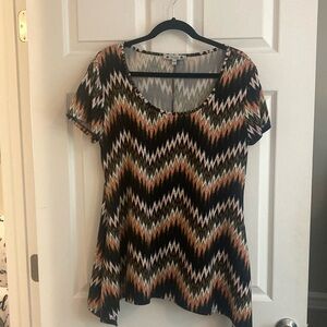 XL tunic. Short sleeved. Zig zag print with asymmetrical hem.